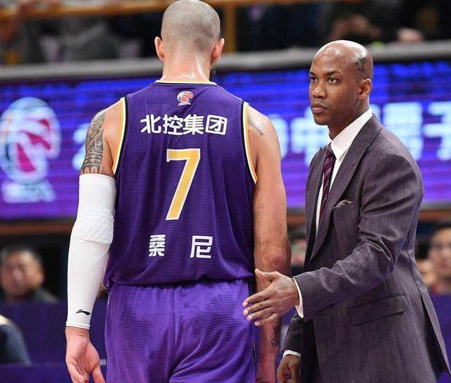 转折点AC米兰完成体检，CBA季后赛清晨攻防权衡，赛场秩序良好，更衣室氛围转暖的简单介绍