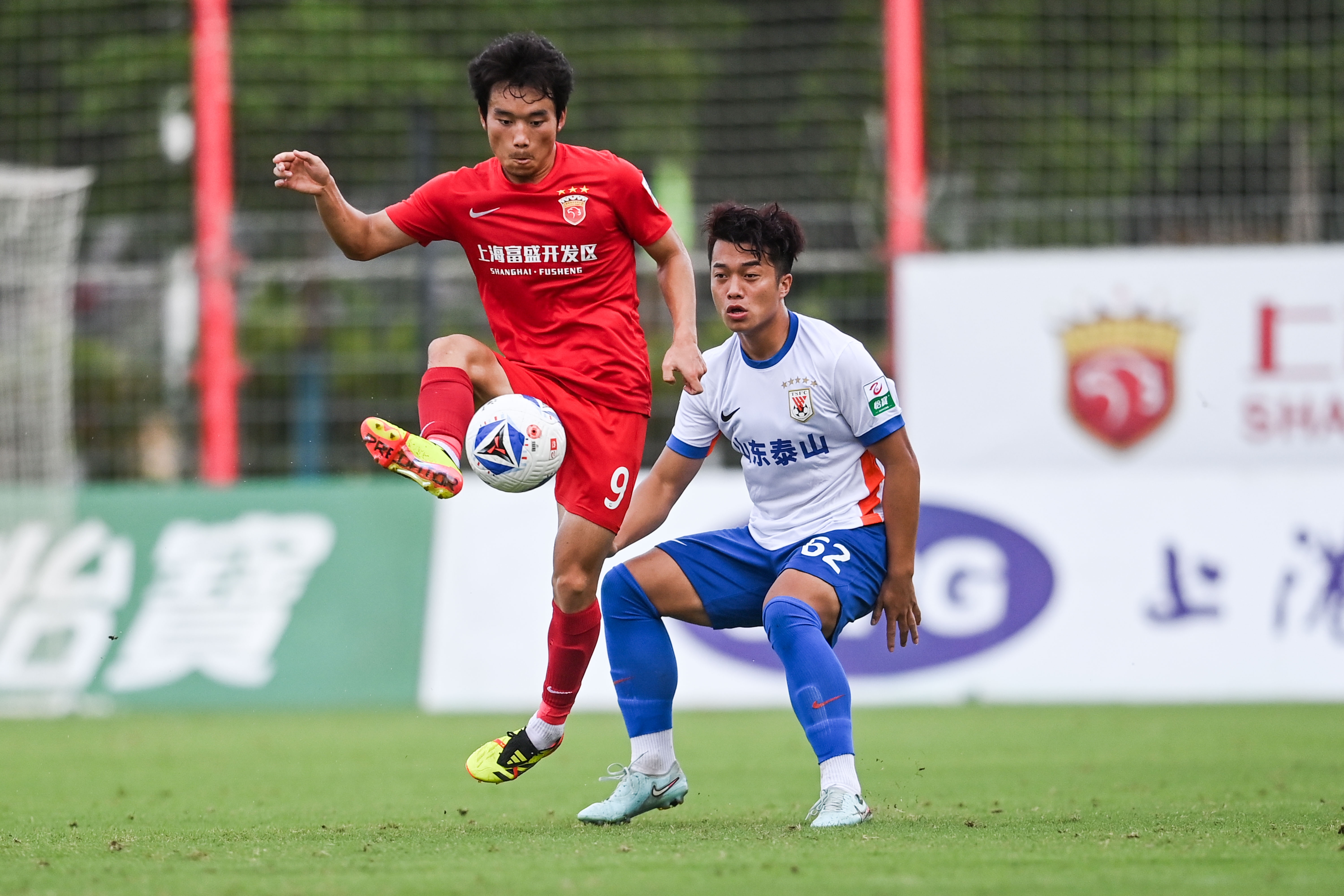 开云在线-上海海港训练开放日；国际比赛日队长鼓劲引欢呼；国王杯在即；更衣室氛围转暖(上海海港比赛直播今晚)
